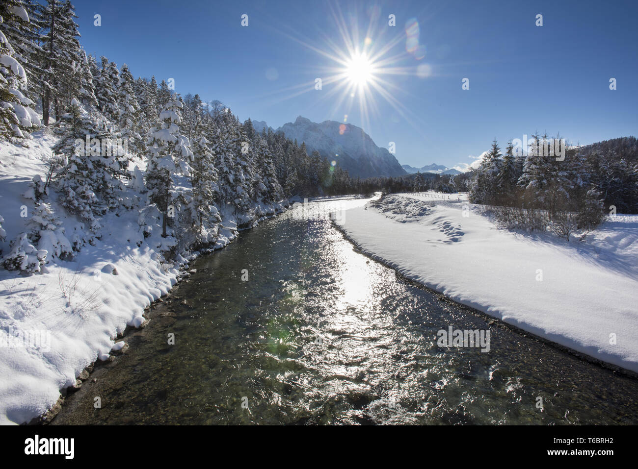 Paysage panoramique en Bavière et la rivière en hiver avec de la glace et de la neige Banque D'Images