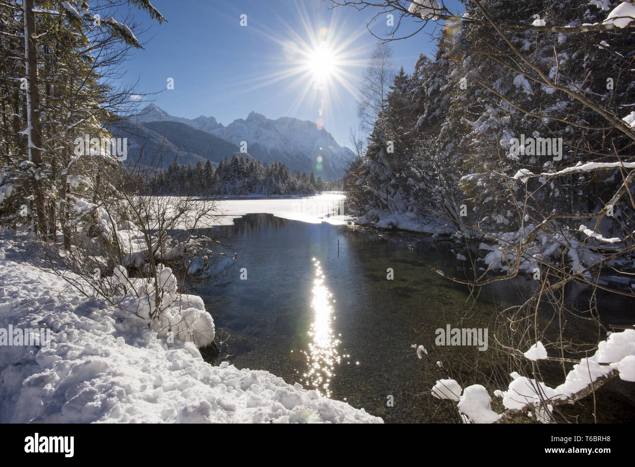 Paysage panoramique en Bavière et la rivière en hiver avec de la glace et de la neige Banque D'Images