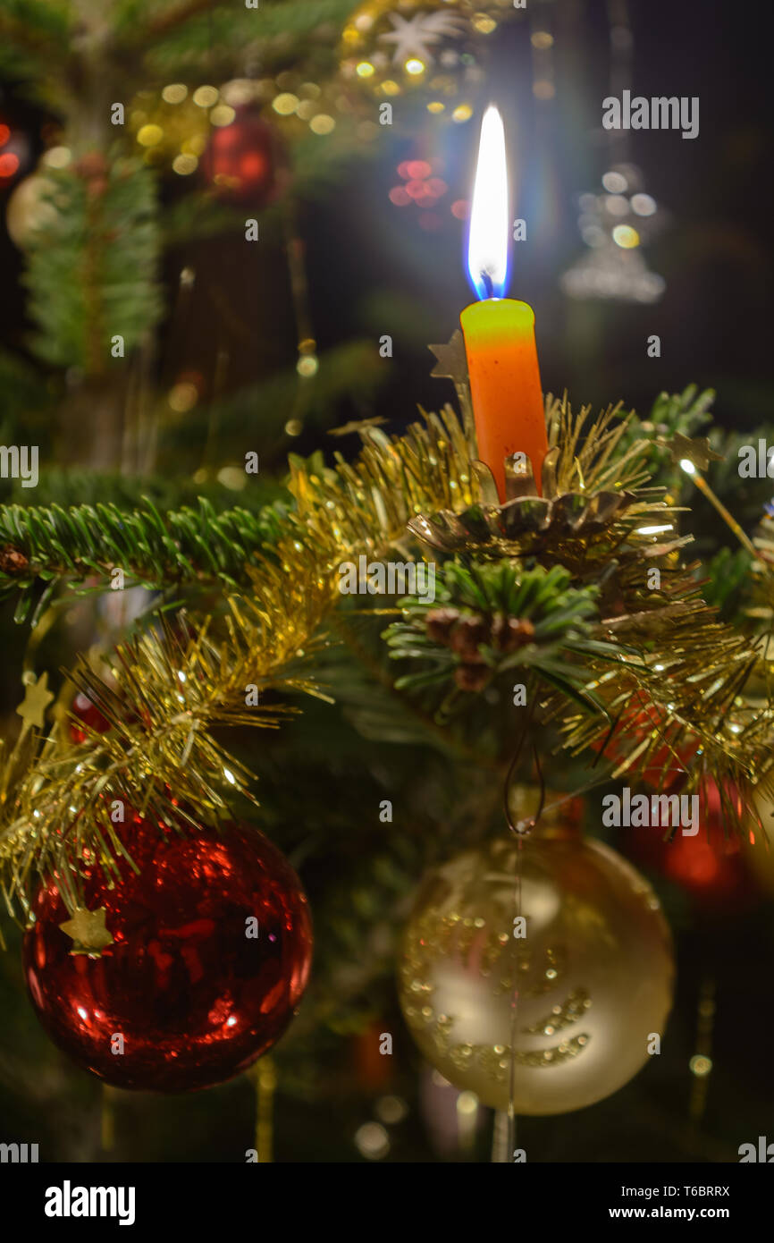 Plein d'humeur de brûler des bougies et de l'arbre de Noël Boule de Noël - close-up Banque D'Images