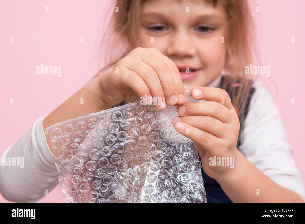 Fille mange boules sur le papier d'emballage, close-up Banque D'Images