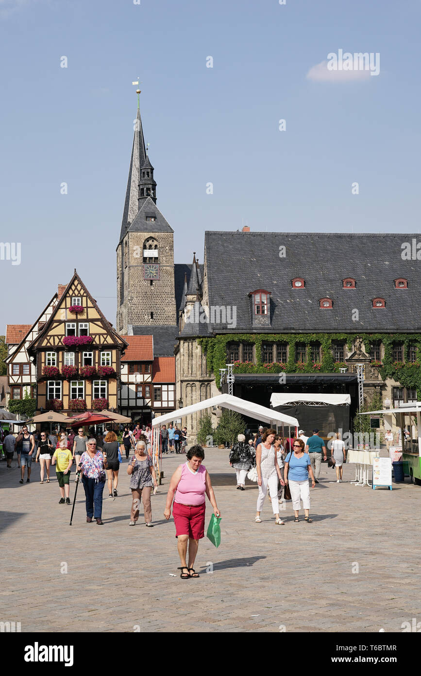 Les touristes et les résidents sur la place du marché de Wernigerode. Banque D'Images