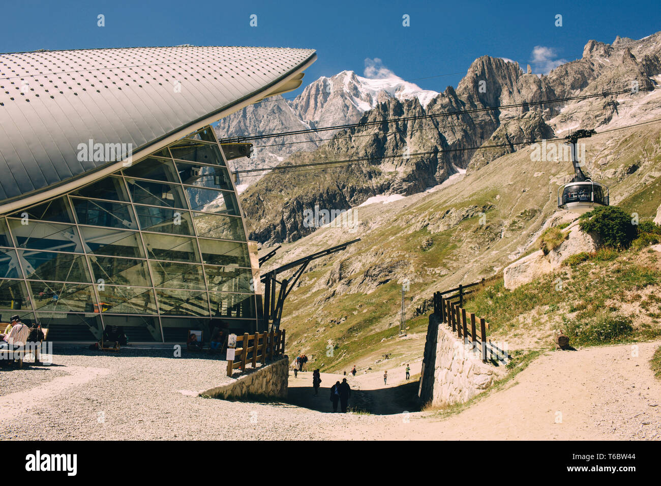 COURMAYEUR, ITALIE - 27 août 2018 : cabine de téléphérique SKYWAY nouvelle Monte Bianco sur le versant Italien du Mont Blanc Banque D'Images