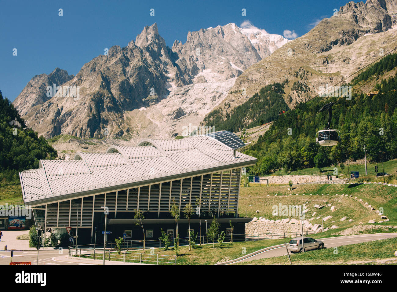 COURMAYEUR, ITALIE - 27 août 2018 : cabine de téléphérique SKYWAY nouvelle Monte Bianco sur le versant Italien du Mont Blanc Banque D'Images