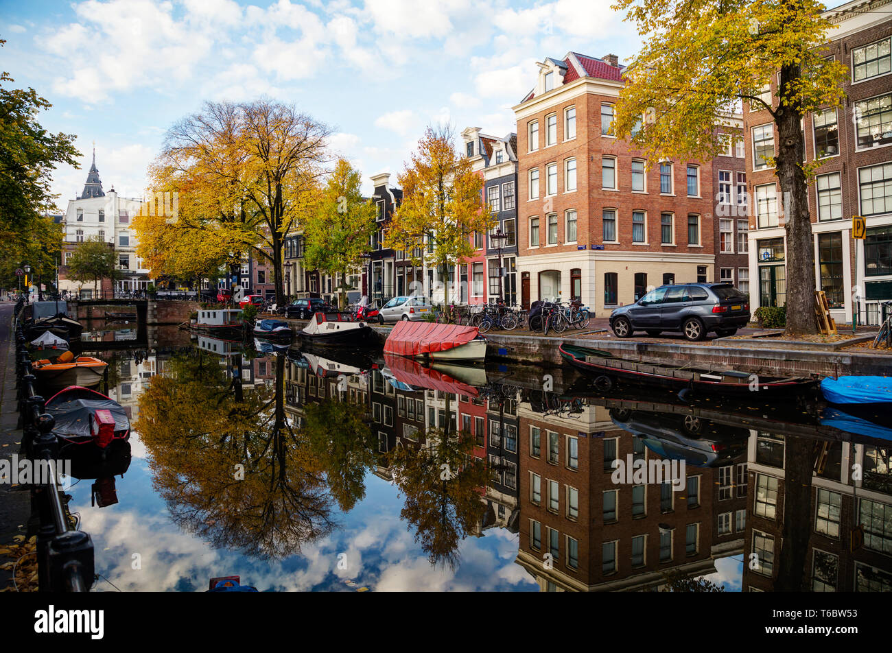 Vue sur la ville d'Amsterdam avec ses canaux et ses ponts Banque D'Images