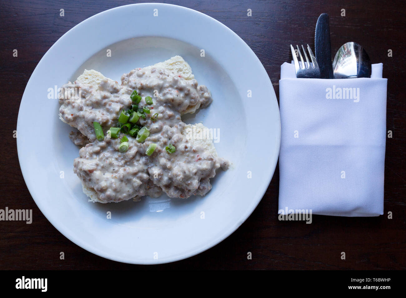 Petits gâteaux et sauce servi à Charleston, Caroline du Sud, USA. Le plat est un petit-déjeuner traditionnel du sud Banque D'Images