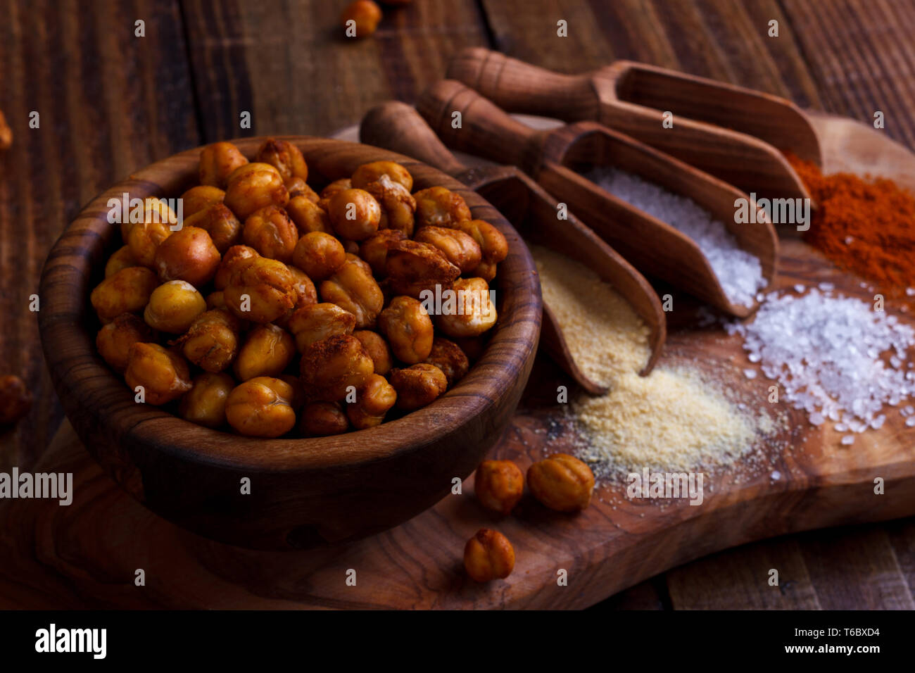 Pois chiches rôti aux épices sur fond rustique Banque D'Images