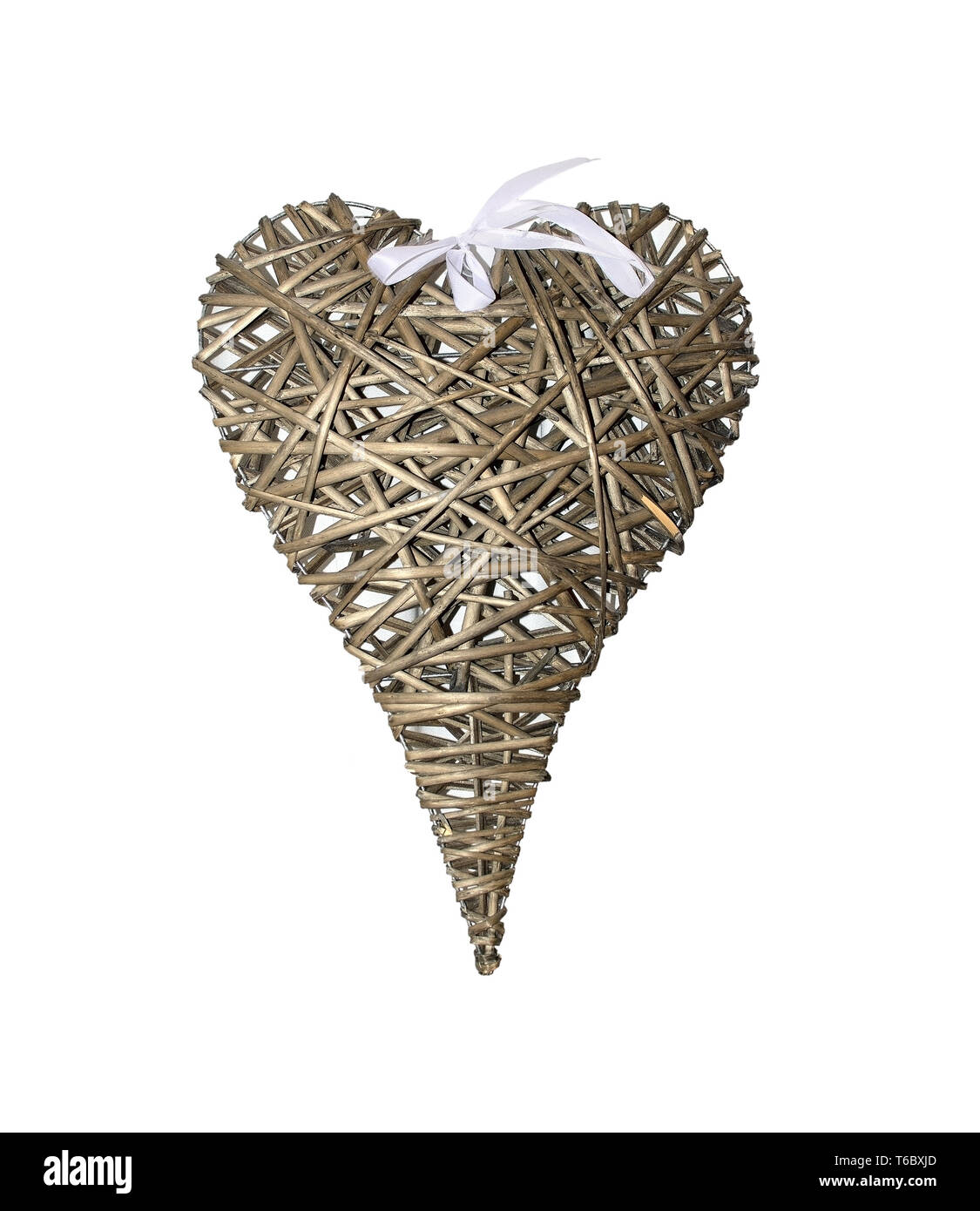 Coeur en rotin brun avec arc blanc isolated on white Banque D'Images