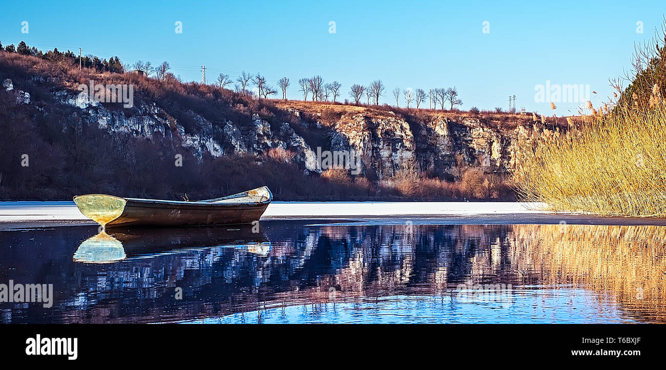 Bateau de pêche sur lac gelé Banque D'Images