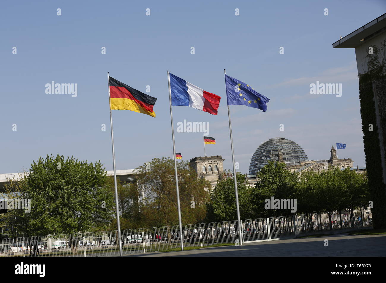 Berlin, Allemagne. Apr 29, 2019. 29.04.2019, Berlin, Allemagne, Angela Merkel, de concert avec le président français, Emmanuel Macron, reçoit les six chefs d'Etat et de gouvernement de l'Ouest des Balkans Bosnie-Herzégovine, Croatie, Kosovo, Monténégro, Serbie et Slovénie. Entre autres, la réunion portera sur l'optique de l'Union européenne de l'Albanie, au nord de la Macédoine, le Monténégro, la Serbie, le Kosovo et la Bosnie-Herzégovine. La photo montre les drapeaux dans la cour de la chancellerie fédérale à Berlin. Credit : Simone Kuhlmey/Pacific Press/Alamy Live News Banque D'Images