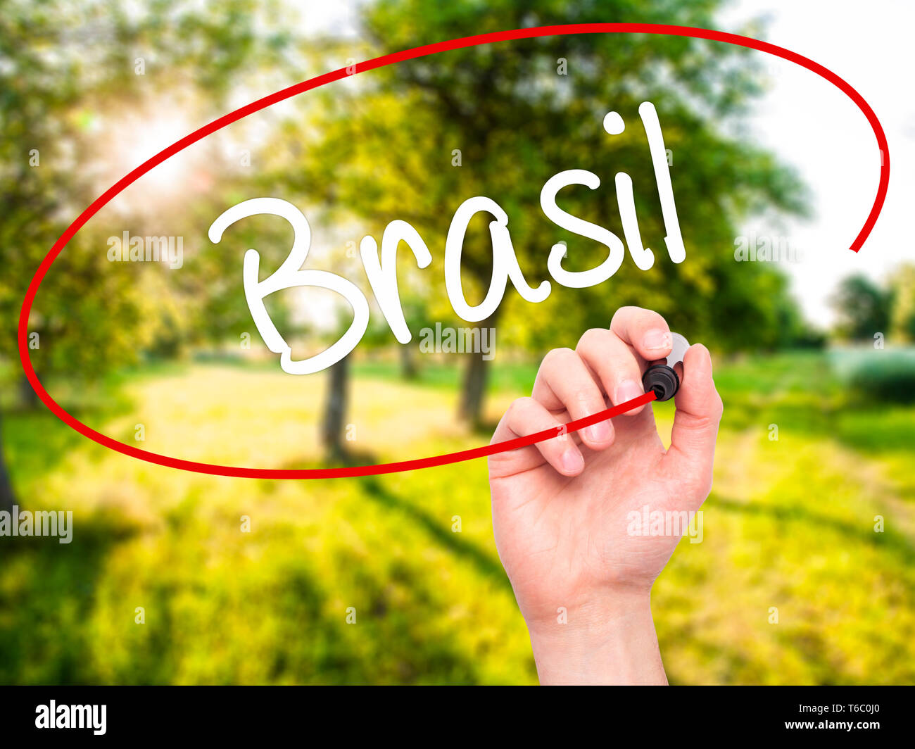 Man main écrit Brasil ( Brésil en portugais) avec marqueur noir sur l'écran visuel Banque D'Images