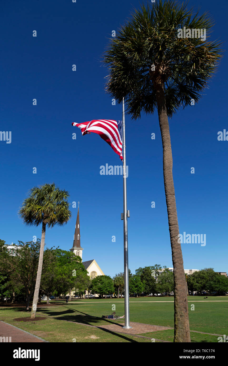 Les Stars and Stripes vole à Berne à Charleston, Caroline du Sud, USA. Le mât est en dehors de l'ancienne citadelle de Marion Square. Banque D'Images