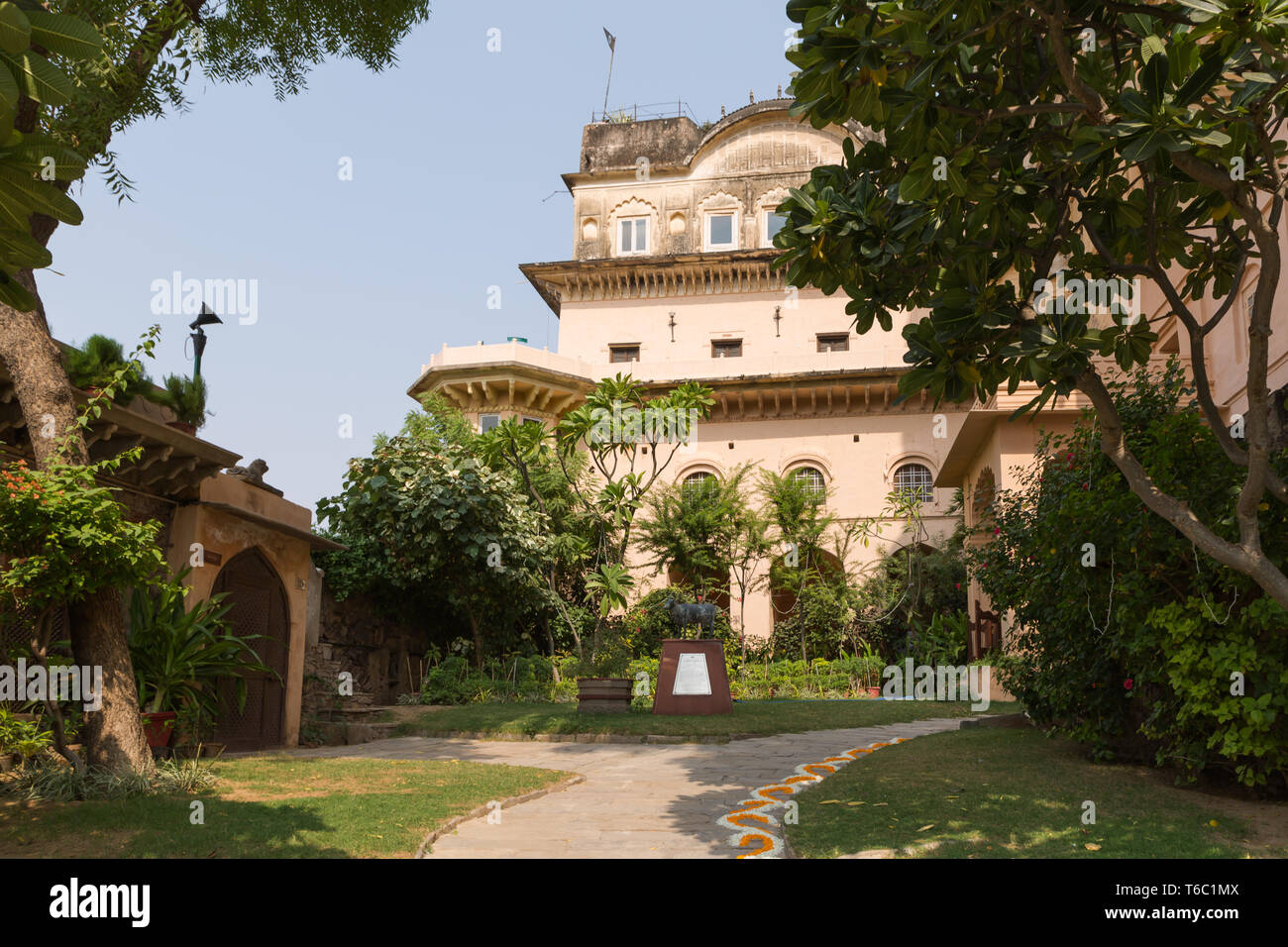 La voie de l'Neemrana Fort Palace avec aucun peuple dans le Rajasthan en Inde Banque D'Images