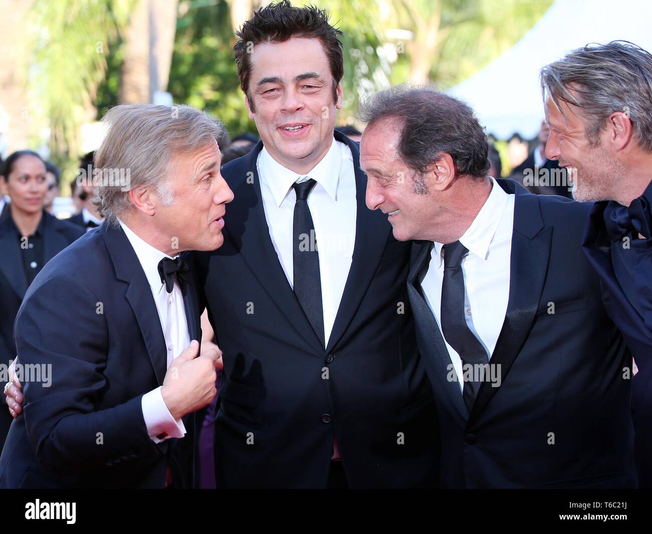 CANNES, FRANCE - 23 MAI 2017 : Christoph Waltz, Benicio del Toro, Vincent Lindon et Mads Mikkelsen sur le tapis rouge de Cannes (Photo : Mickael Chavet) Banque D'Images