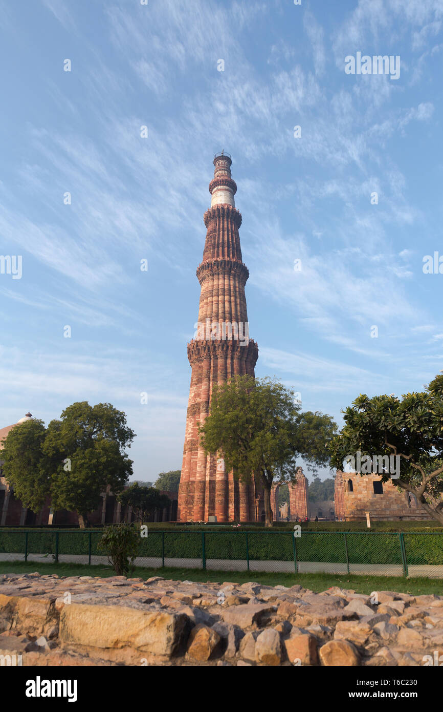 Tôt le matin dramatique Qutub Minar Minaret à New Delhi Inde Banque D'Images