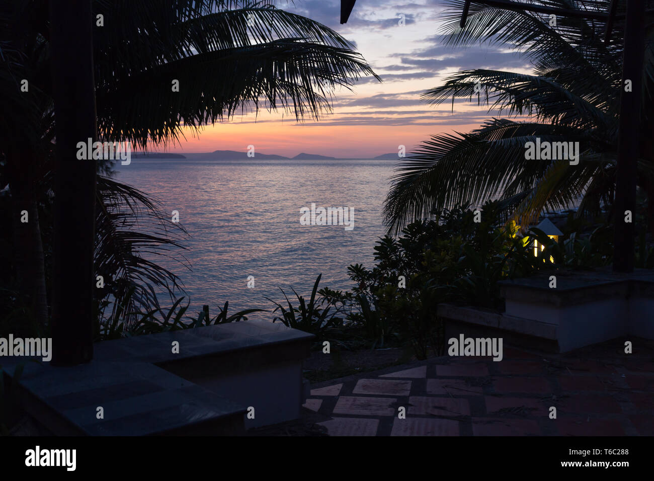 Vue du coucher de soleil avec aucun peuple à Sihanoukville Cambodge Banque D'Images