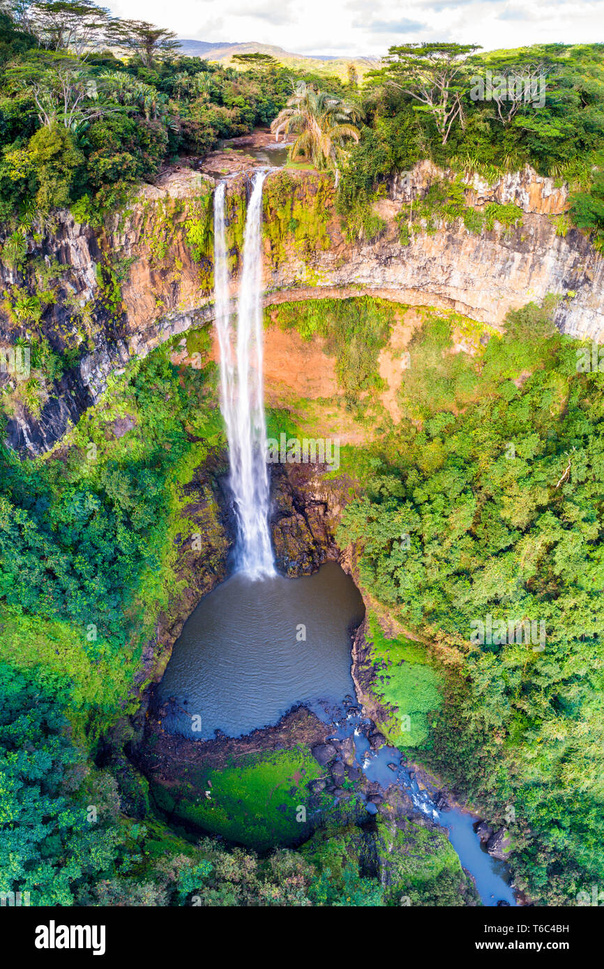 Vue aérienne de la cascade de Chamarel. Rivière Noire, Chamarel (Noir), Maurice, Afrique du Sud Banque D'Images