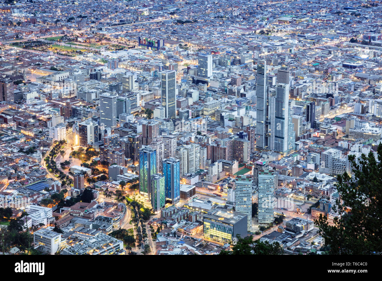 L'Amérique du Sud, Colombie, Bogota, élevée sur le centre-ville montrant les bâtiments illuminés Banque D'Images