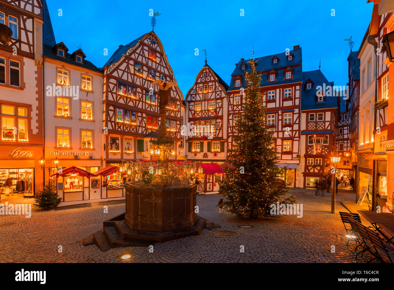 Marché de Noël à Bernkastel-Kues, Rhénanie-Palatinat, Allemagne Banque D'Images