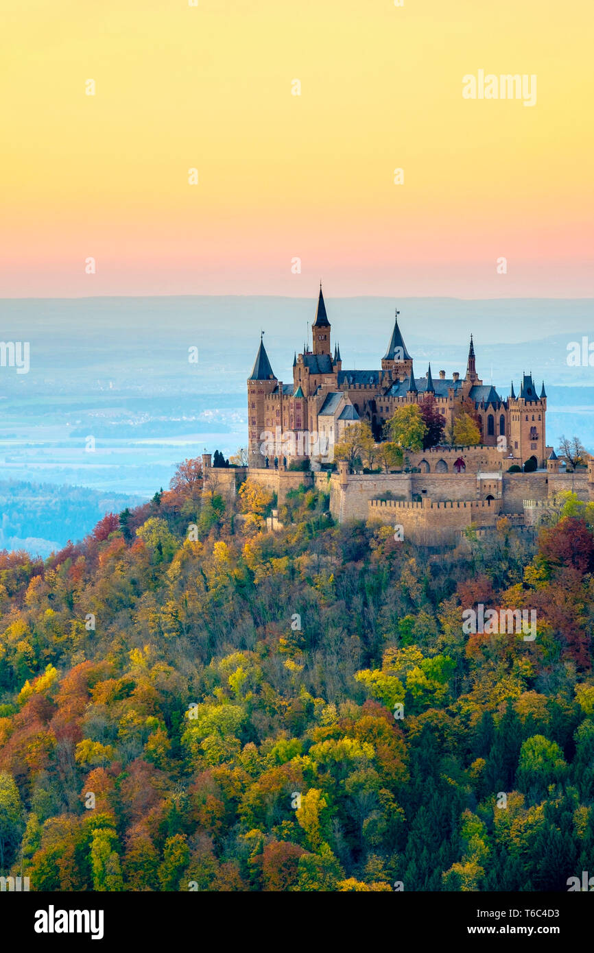 Le château de Burg Hohenzollern au coucher du soleil, Bisingen, Baden-WÃ¼rttemberg, Allemagne Banque D'Images