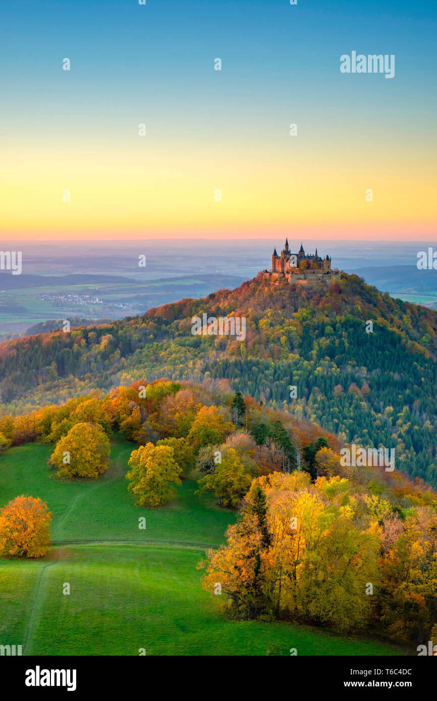 Le château de Burg Hohenzollern au coucher du soleil, Bisingen, Baden-WÃ¼rttemberg, Allemagne Banque D'Images