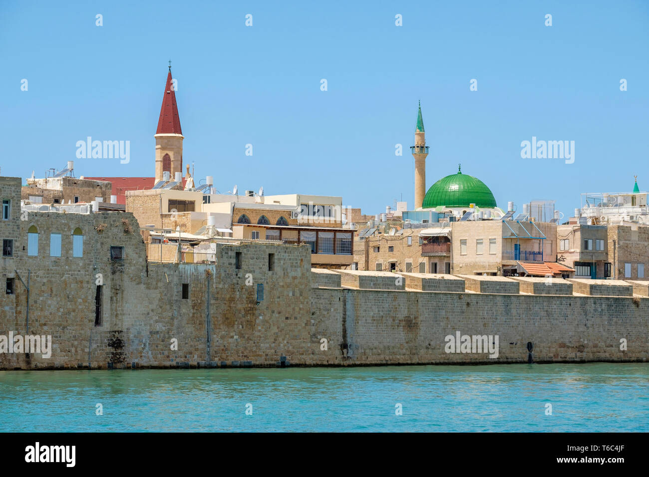 Israël, quartier Nord, Galilée, Acre (Akko). La mosquée Al-Jazzar et bâtiments dans la vieille ville d'Akko harbor. Banque D'Images