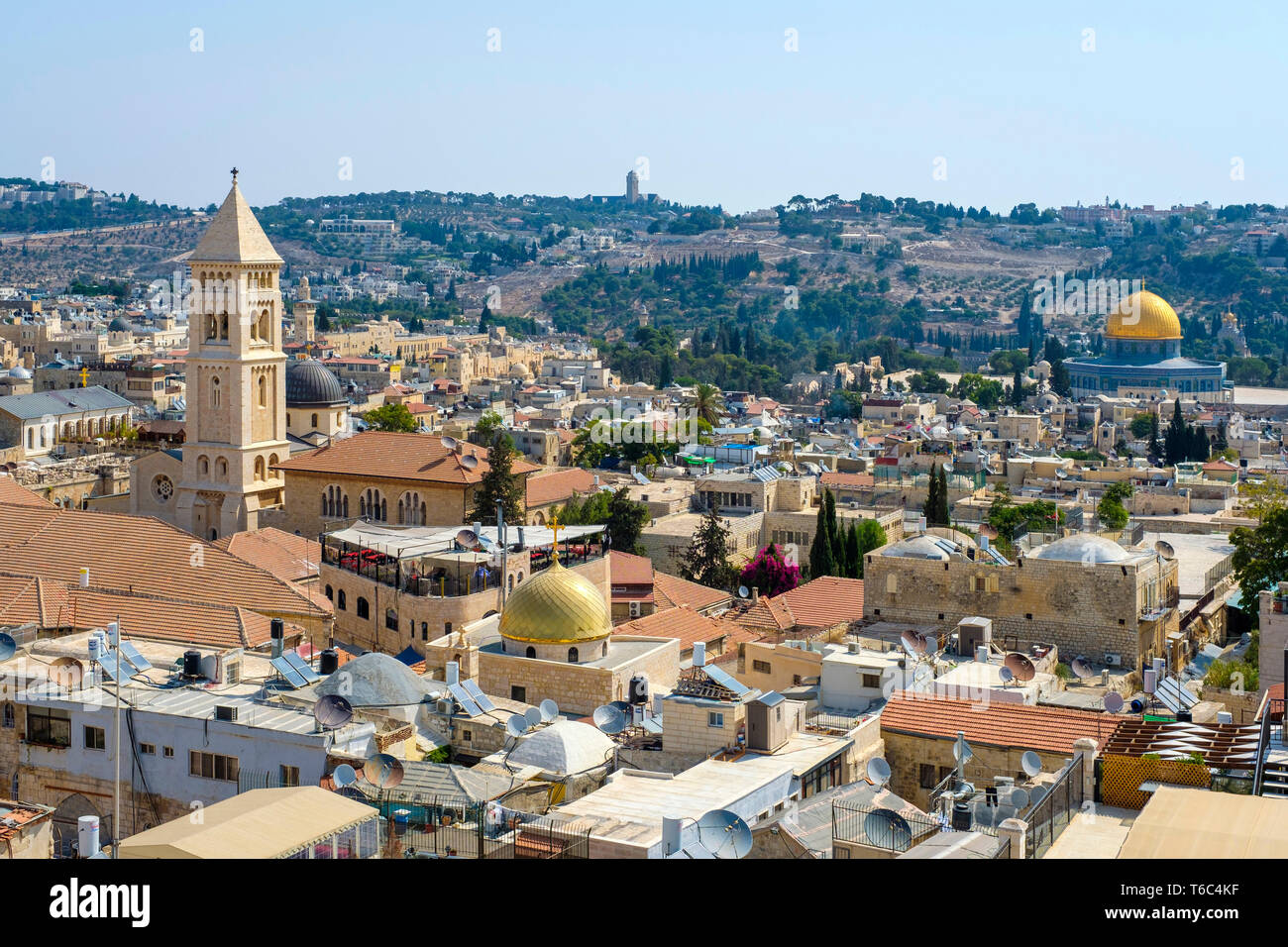 Israël, district de Jérusalem, Jérusalem. Le bellower de l'Église luthérienne du Rédempteur et édifices de la vieille ville. Banque D'Images
