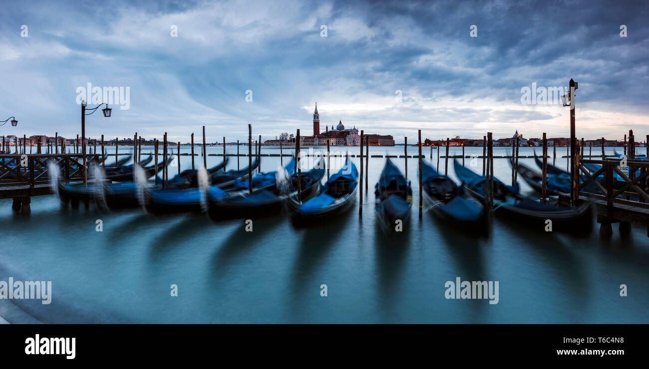 Gondoles amarrées au coucher du soleil, le bassin de Saint-Marc, Venise, Italie Banque D'Images