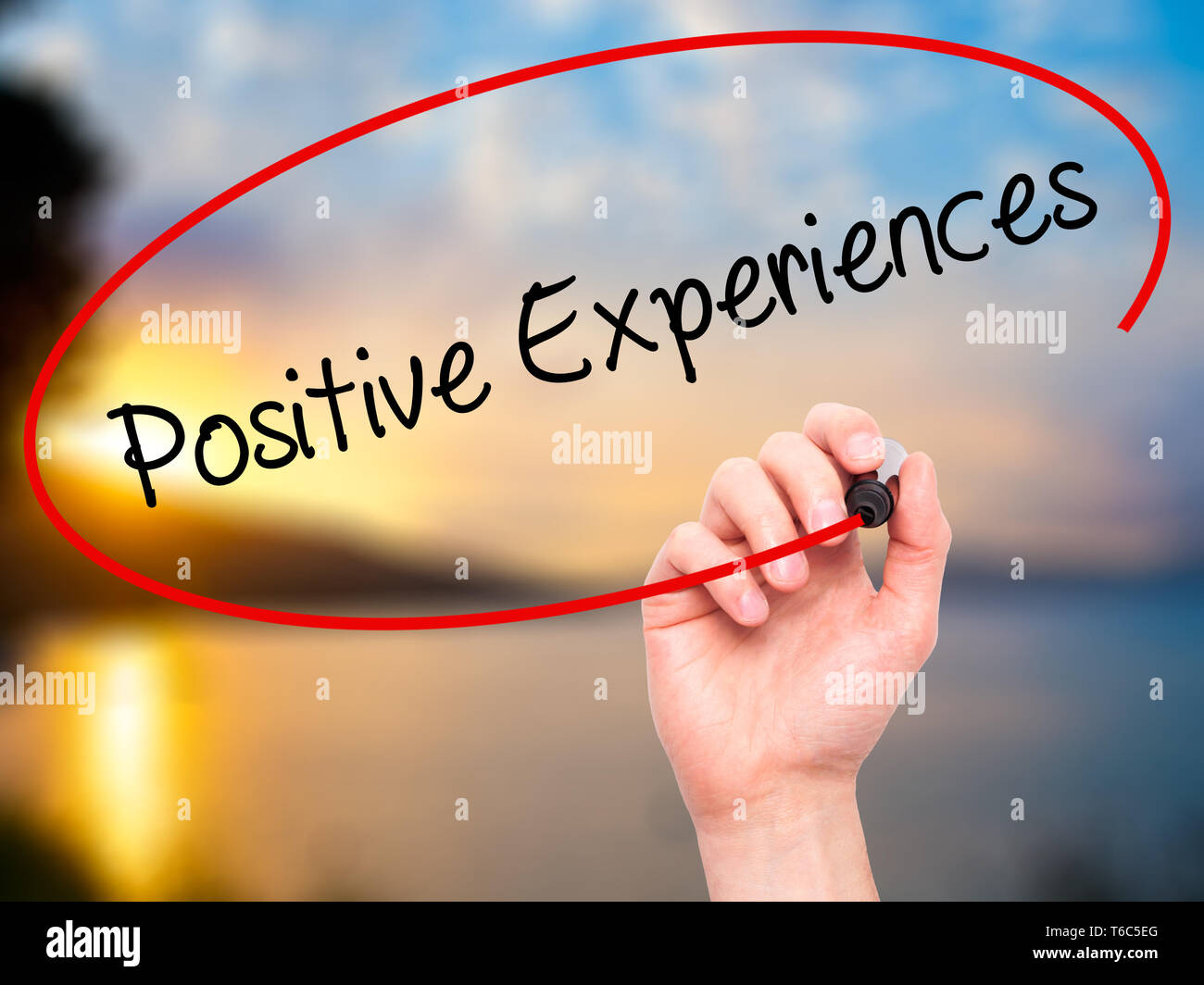 Man main écrit des expériences positives avec marqueur noir sur l'écran visuel Banque D'Images
