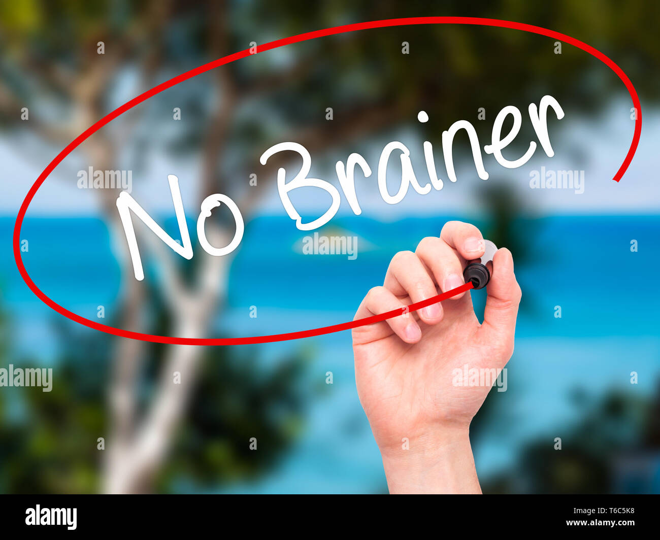 Man main écrit No Brainer avec marqueur noir sur l'écran visuel Banque D'Images