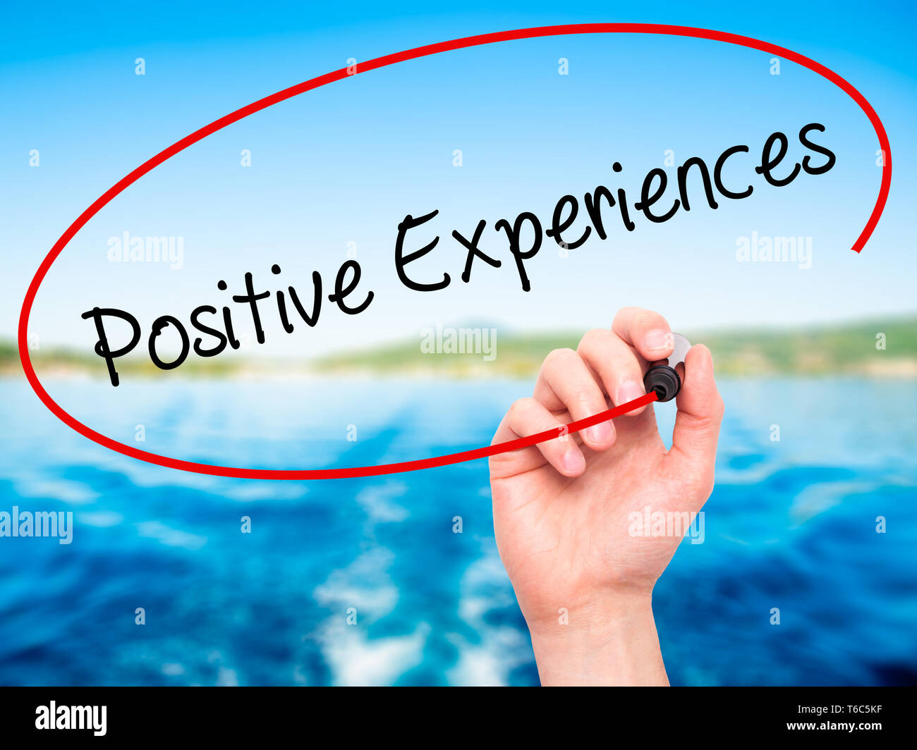 Man main écrit des expériences positives avec marqueur noir sur l'écran visuel Banque D'Images