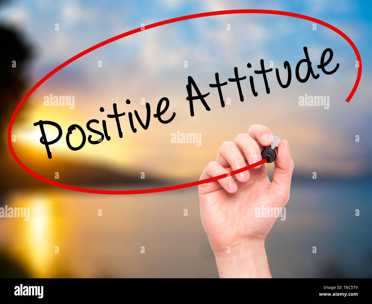 Man main écrit Attitude positive avec marqueur noir sur l'écran visuel. Banque D'Images