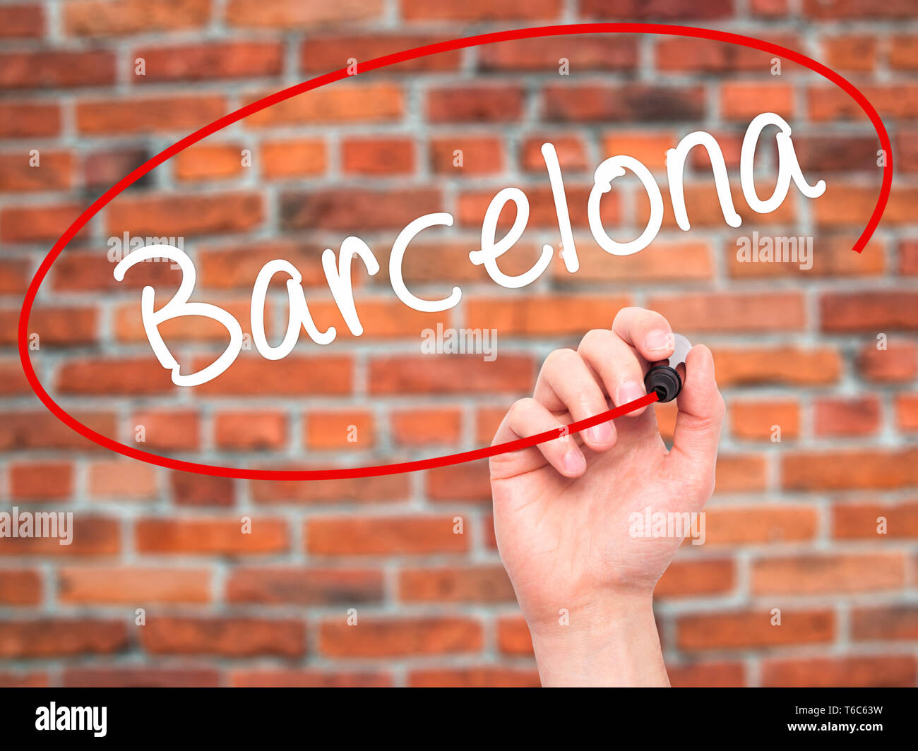 Man main écrit Barcelone avec marqueur noir sur l'écran visuel Banque D'Images