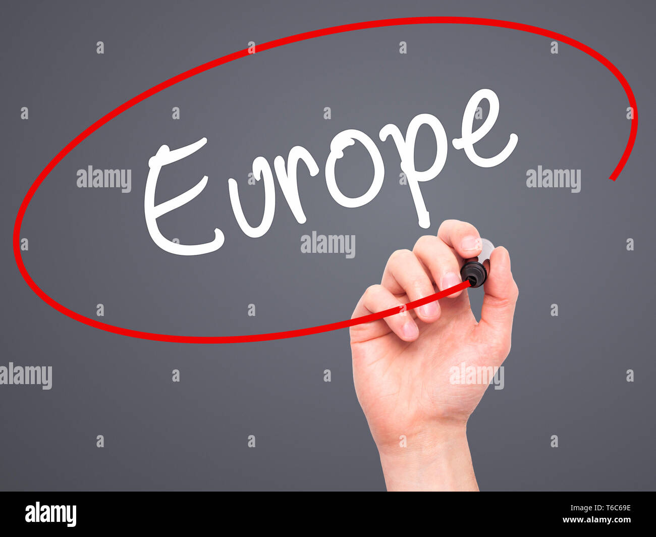 La main de l'homme écrit l'Europe avec marqueur noir sur l'écran visuel Banque D'Images