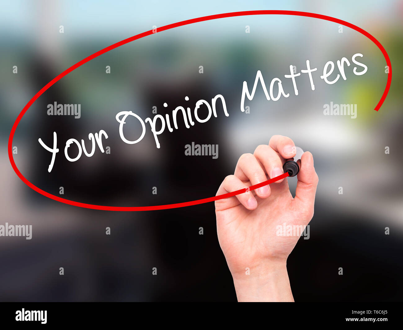 Man main écrit votre opinion avec marqueur noir sur l'écran visuel Banque D'Images
