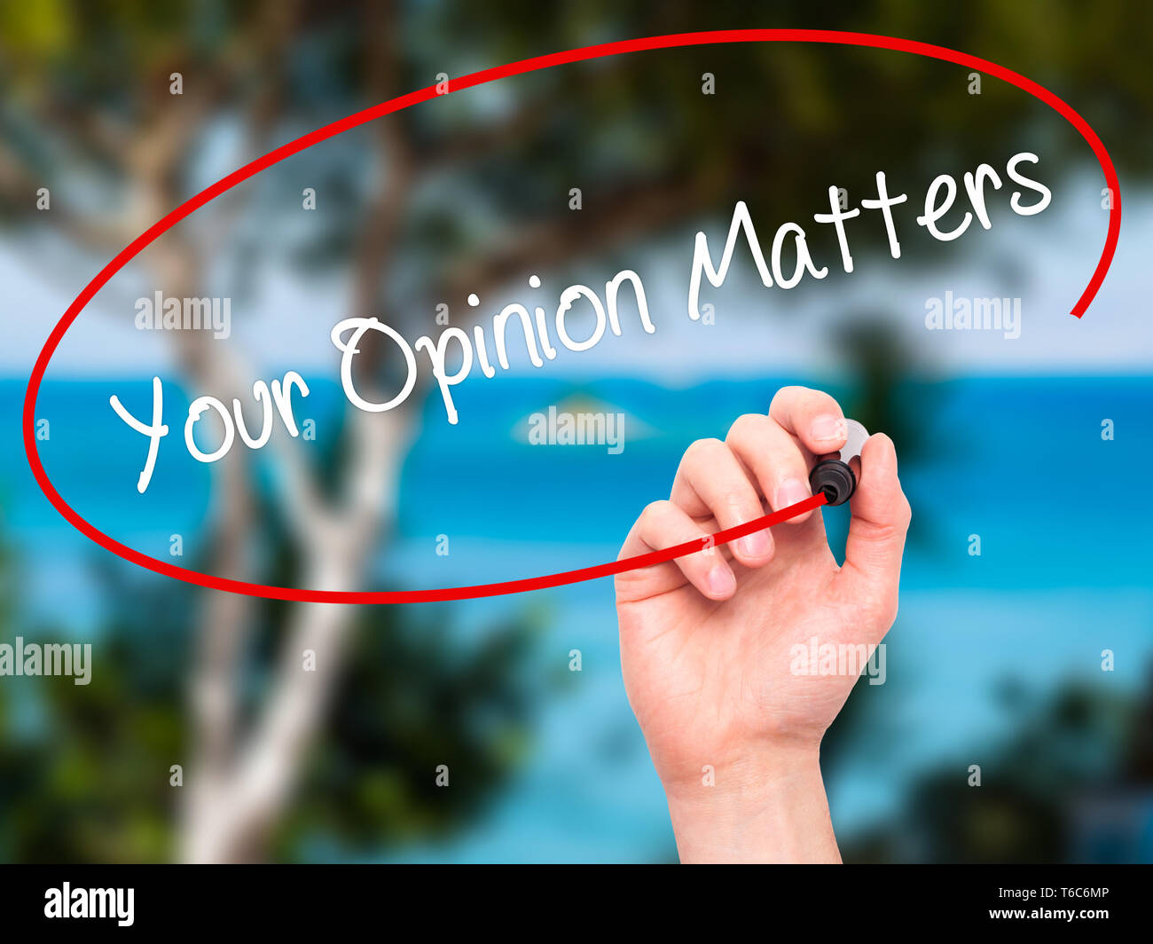 Man main écrit votre opinion avec marqueur noir sur l'écran visuel Banque D'Images