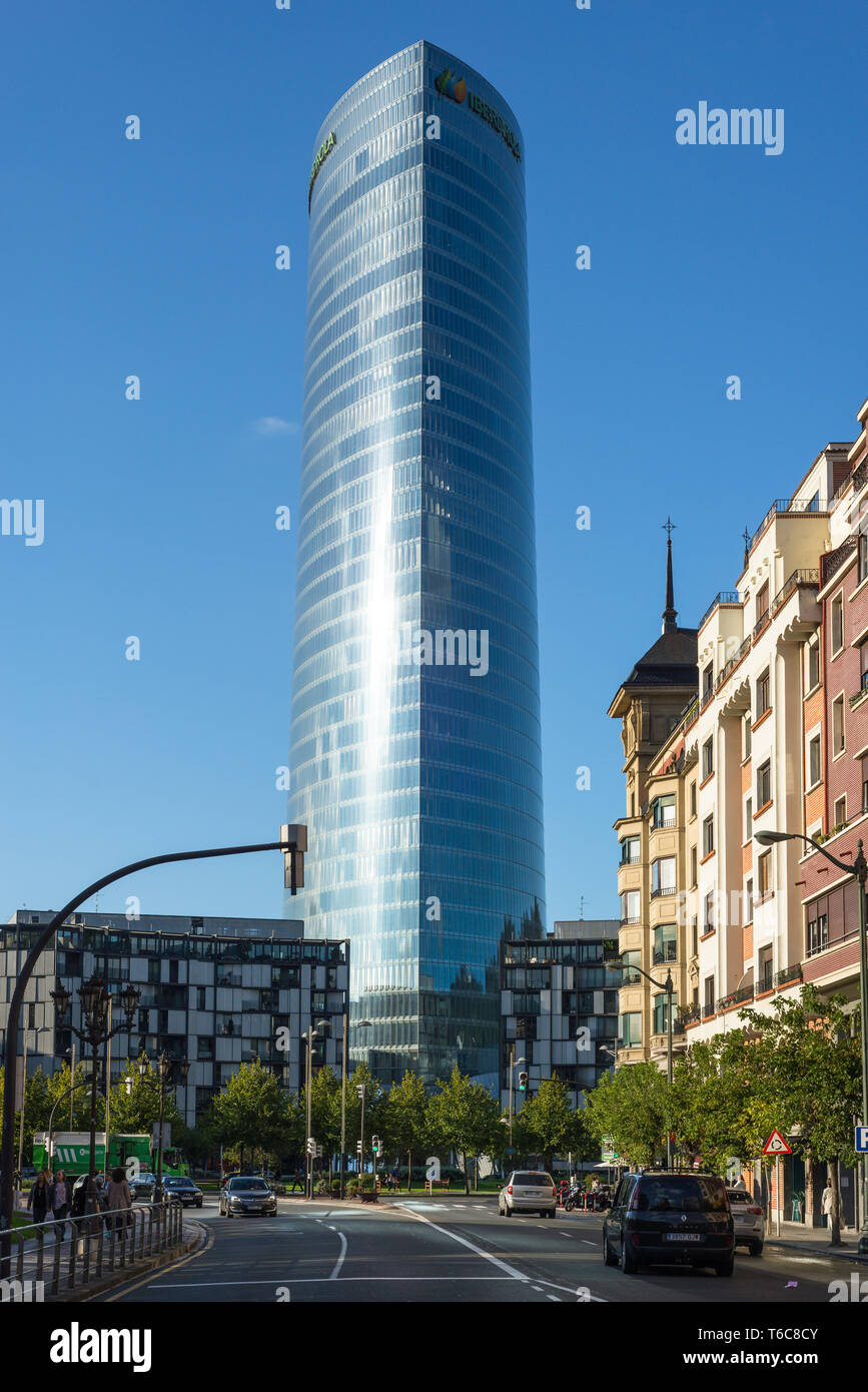 Monument et haut bâtiment moderne de la tour Iberdrola à Bilbao Banque D'Images