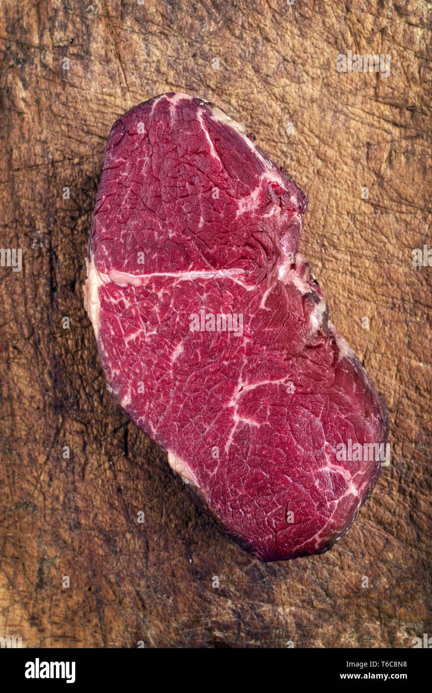 De matières sèches Point Wagyu Steak comme gros plan sur une vieille planche à découper Banque D'Images