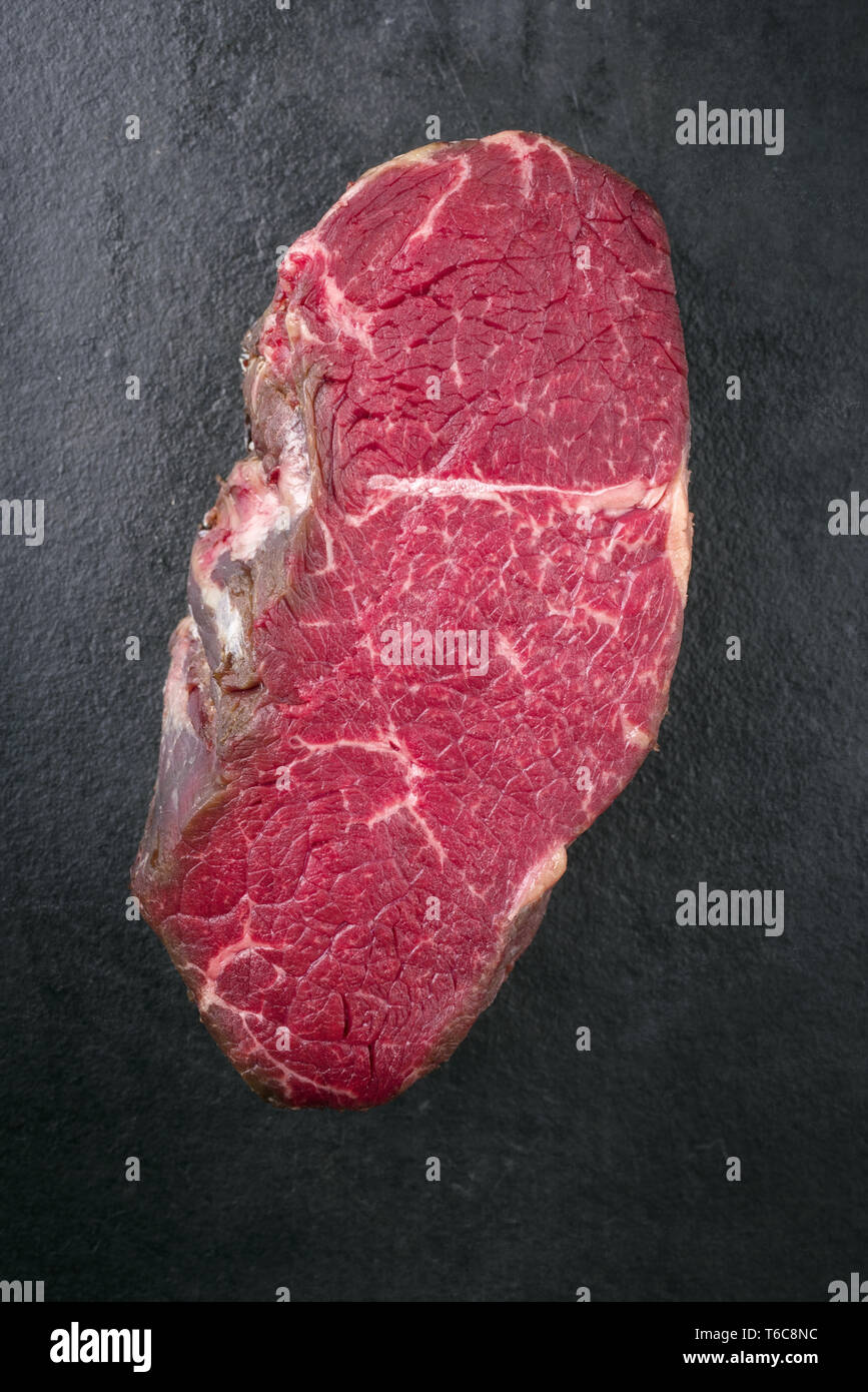 Point de matières sèches comme steak Kobe close-up sur une ardoise Banque D'Images