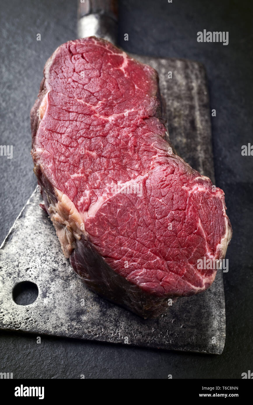 Point de matières sèches comme steak Kobe zoom sur une cuisine cleaver Banque D'Images