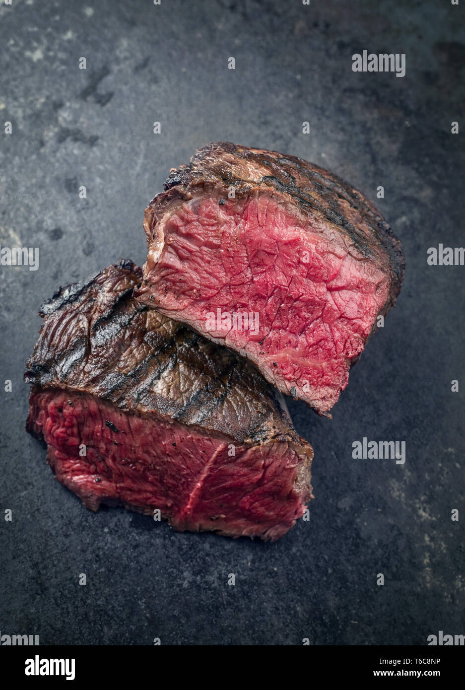 Wagyu Steak Barbecue Point très rares fabricants comme gros plan sur une ardoise Banque D'Images