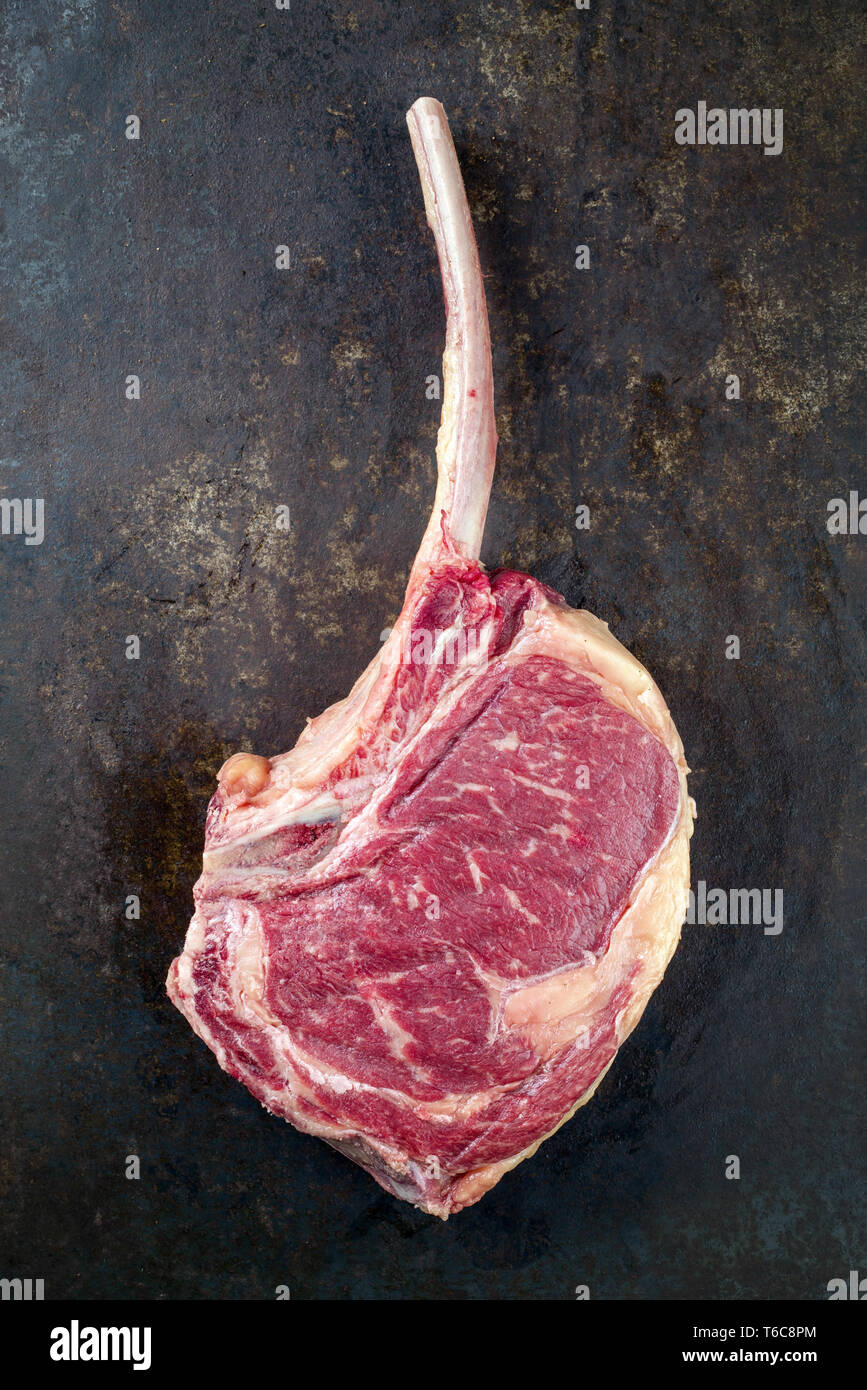 Sec brut de Tomahawk Wagyu Steak comme close-up sur l'ancienne feuille de métal Banque D'Images