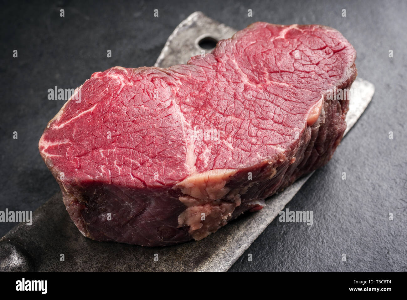 Point de matières sèches comme steak Kobe zoom sur une cuisine cleaver Banque D'Images