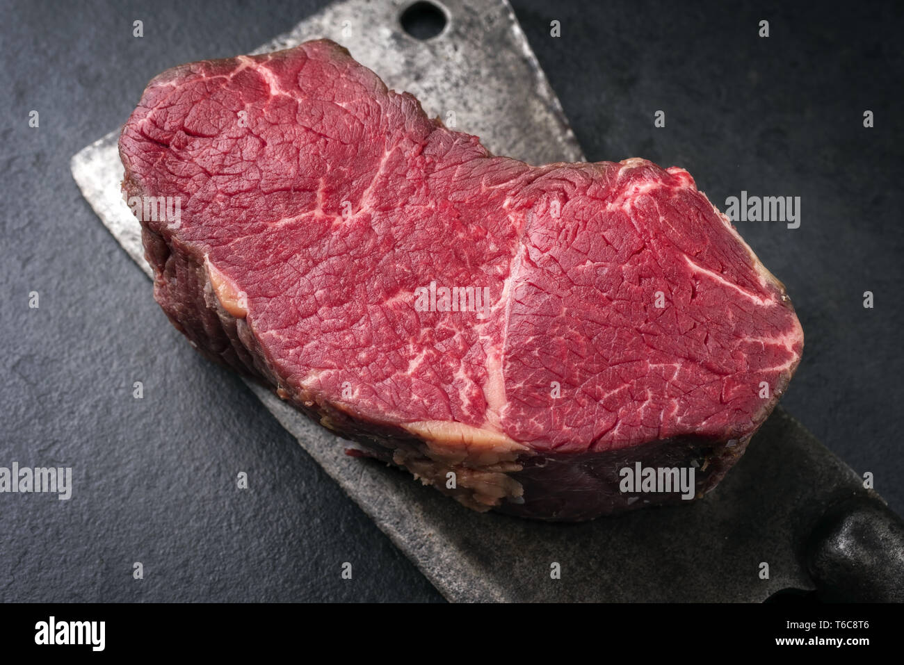 Point de matières sèches comme steak Kobe zoom sur une cuisine cleaver Banque D'Images