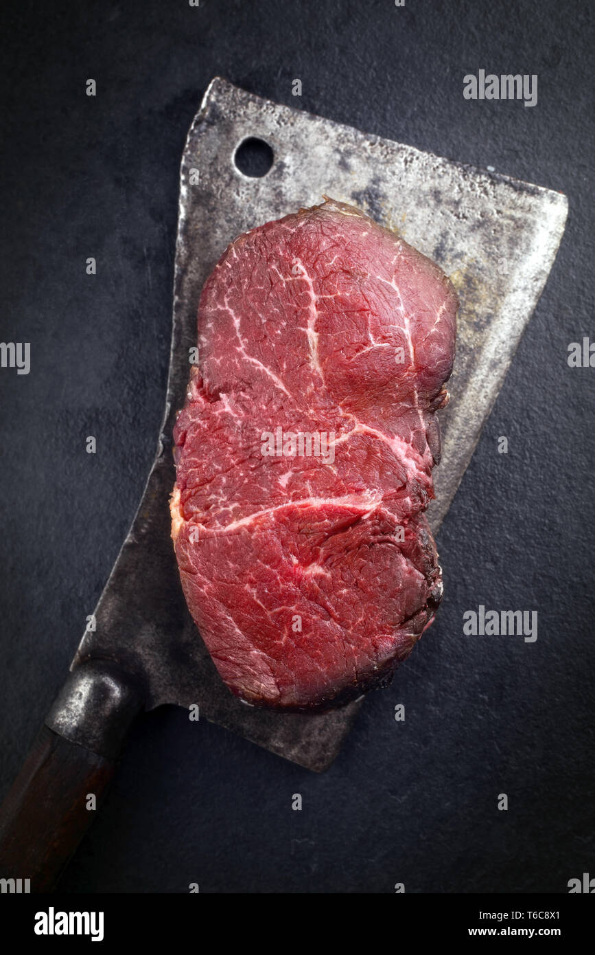De matières sèches Point Wagyu Steak comme gros plan sur une cuisine cleaver Banque D'Images