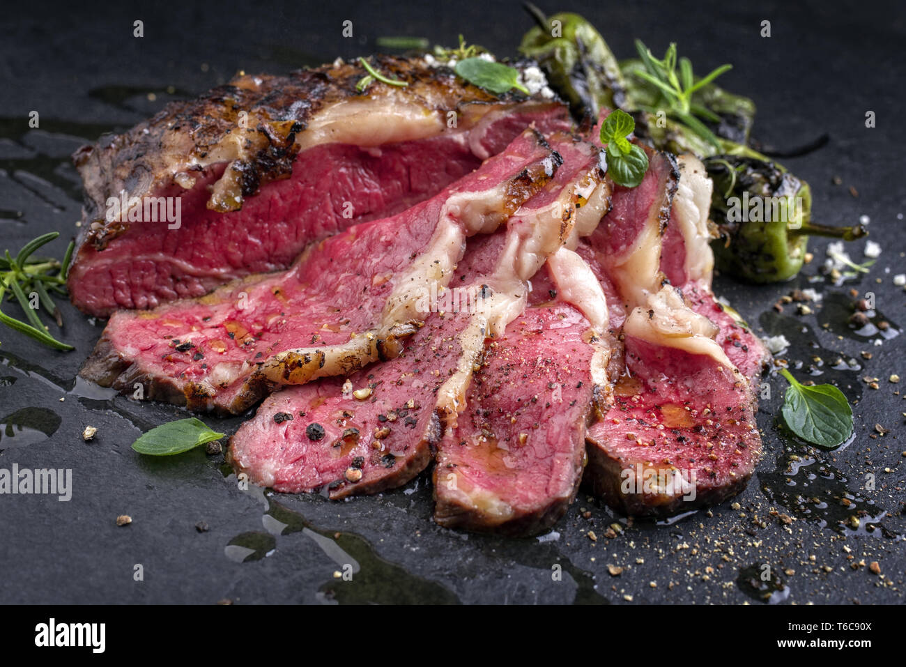 Barbecue de Wagyu, Tagliata di manzo avec des poivrons doux comme close-up sur ardoise Banque D'Images