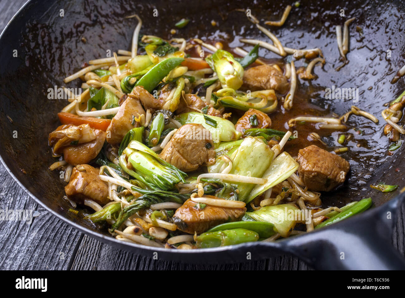 Poulet sauté traditionnel Gung Bao avec légumes en close-up au wok Photo  Stock - Alamy