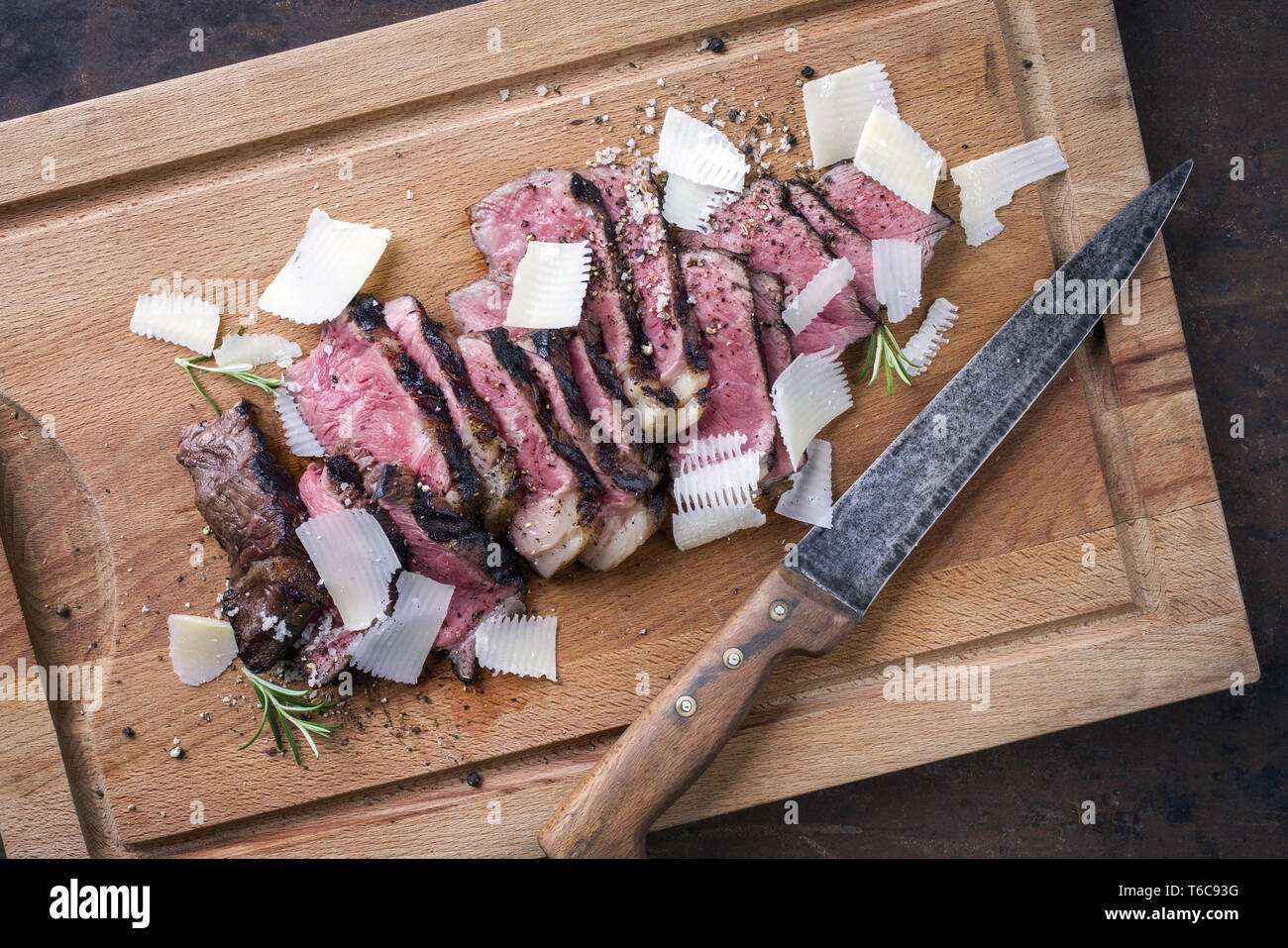 La cuisine italienne traditionnelle avec du parmesan Steak Tagliata comme close-up on cutting board Banque D'Images