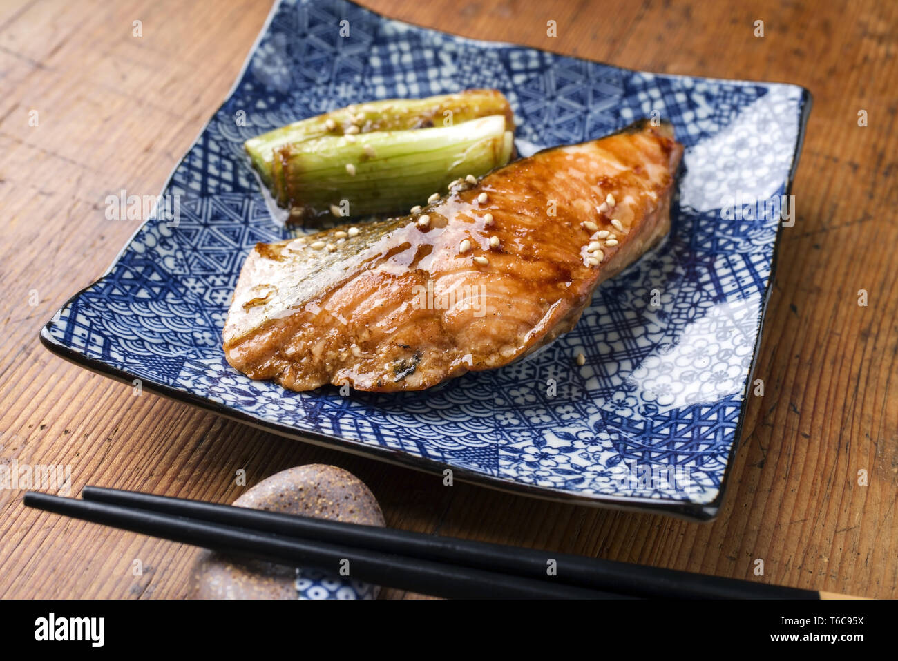 Teriyaki poisson japonais avec des Tsukemono Légumes comme gros plan sur un bol Banque D'Images
