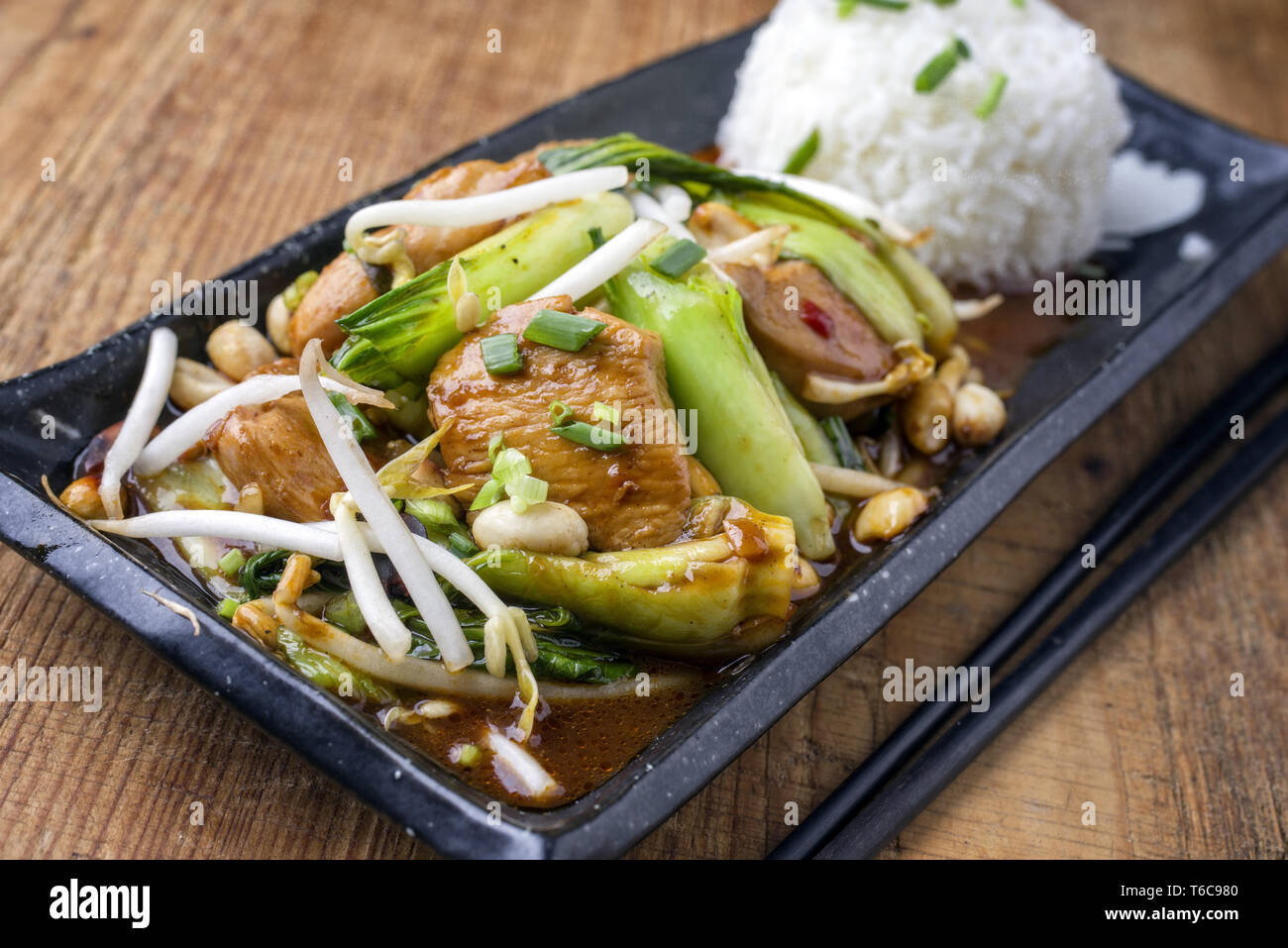 Poulet traditionnel Gung Bao avec légumes en gros plan sur une plaque Banque D'Images