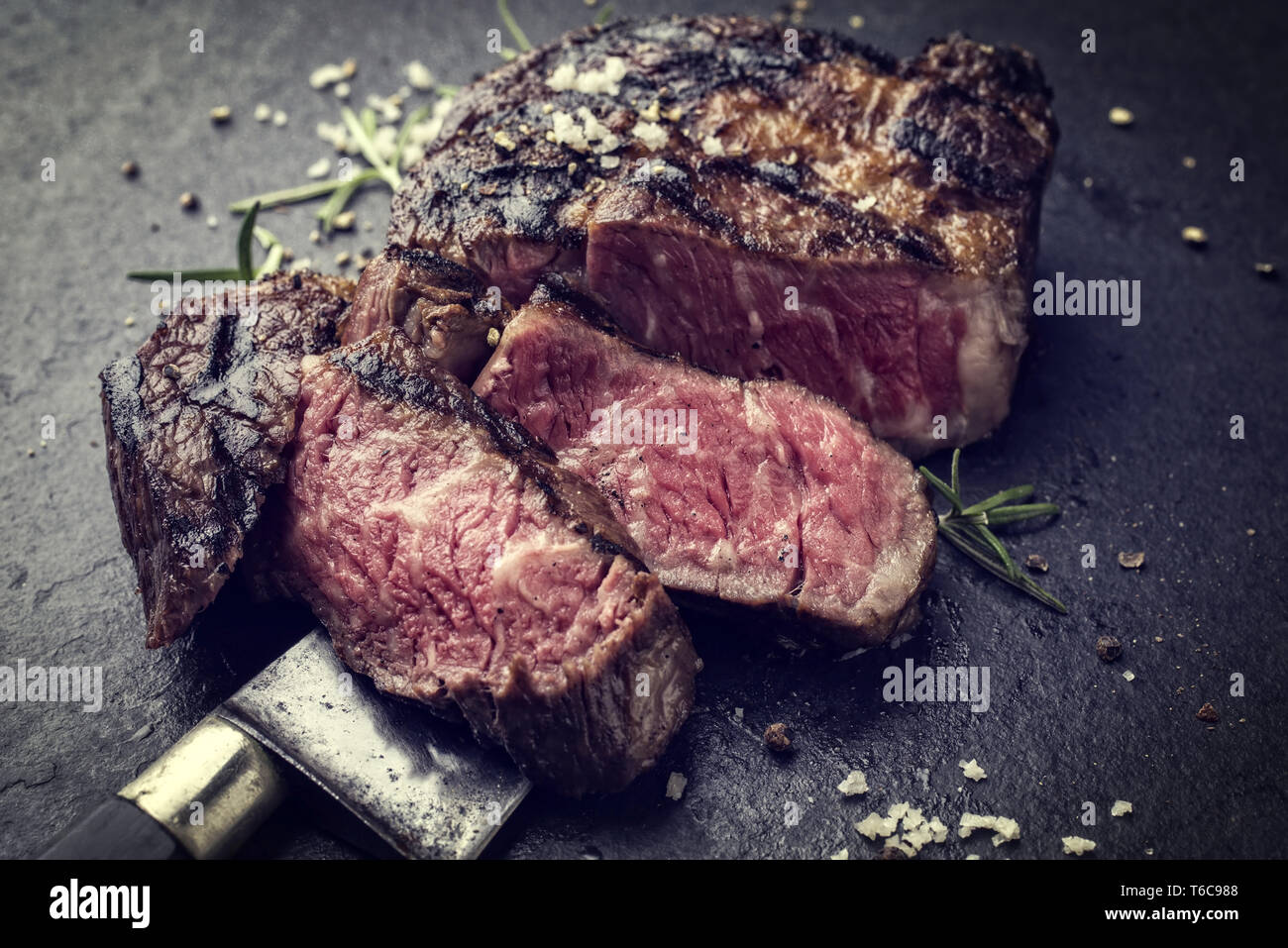 Barbecue de faux-filet de boeuf Wagyu comme close-up sur ardoise - Vintage Banque D'Images